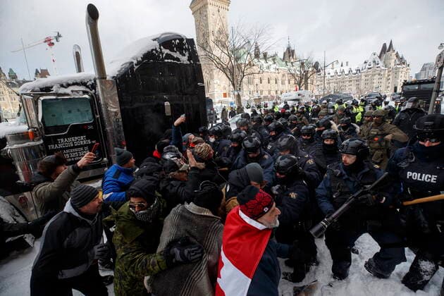 News Bilder des Tages February 19, 2022, Ottawa, ON, Canada: Police move in to clear downtown Ottawa near Parliament hill of protesters after weeks of demonstrations on Saturday, Feb. 19, 2022. Police arrested scores of demonstrators and towed away vehicles Friday in Canada s besieged capital, and a stream of trucks started leaving under the pressure, raising authorities hopes for an end to the three-week protest against the country s COVID-19 restrictions. Ottawa Canada  - ZUMAc35_ 20220219_zaf_c35_052 Copyright: xColexBurstonx