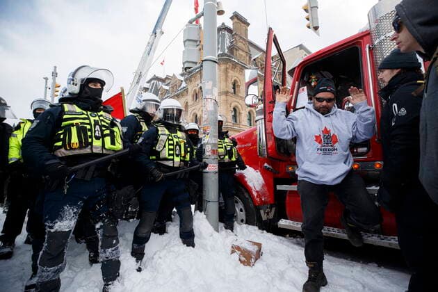 Bilder des Jahres 2022, News 02 Februar News Themen der Woche KW07 February 19, 2022, Ottawa, ON, Canada: A man steps out of truck as police move in to clear downtown Ottawa near Parliament hill of protesters after weeks of demonstrations on Saturday, Feb. 19, 2022. Police arrested scores of demonstrators and towed away vehicles Friday in Canada s besieged capital, and a stream of trucks started leaving under the pressure, raising authorities hopes for an end to the three-week protest against the country s COVID-19 restrictions. Ottawa Canada  - ZUMAc35_ 20220219_zaf_c35_056 Copyright: xColexBurstonx