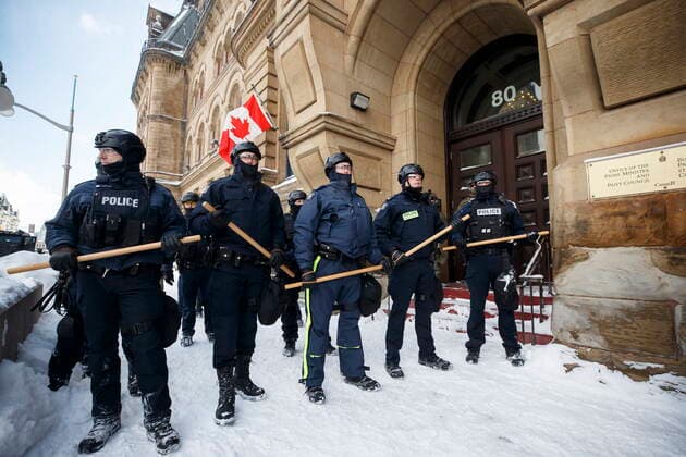 February 19, 2022, Ottawa, ON, Canada: Police move in to clear downtown Ottawa near Parliament hill of protesters after weeks of demonstrations on Saturday, Feb. 19, 2022. Police arrested scores of demonstrators and towed away vehicles Friday in Canada s besieged capital, and a stream of trucks started leaving under the pressure, raising authorities hopes for an end to the three-week protest against the country s COVID-19 restrictions. Ottawa Canada  - ZUMAc35_ 20220219_zaf_c35_057 Copyright: xColexBurstonx