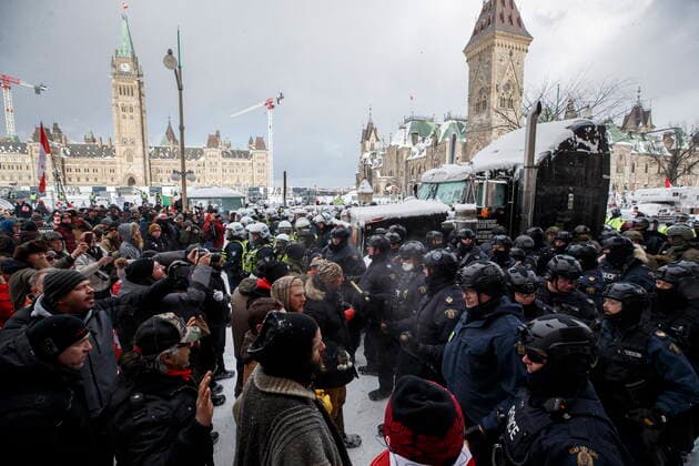 February 19, 2022, Ottawa, ON, Canada: Police move in to clear downtown Ottawa near Parliament hill of protesters after weeks of demonstrations on Saturday, Feb. 19, 2022. Police arrested scores of demonstrators and towed away vehicles Friday in Canada s besieged capital, and a stream of trucks started leaving under the pressure, raising authorities hopes for an end to the three-week protest against the country s COVID-19 restrictions. Ottawa Canada  - ZUMAc35_ 20220219_zaf_c35_058 Copyright: xColexBurstonx