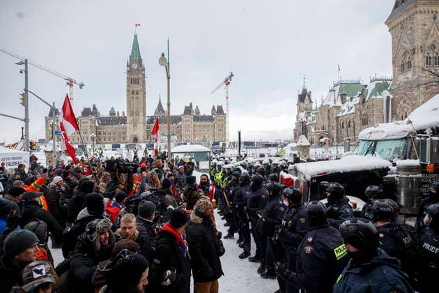 February 19, 2022, Ottawa, ON, Canada: Police move in to clear downtown Ottawa near Parliament hill of protesters after weeks of demonstrations on Saturday, Feb. 19, 2022. Police arrested scores of demonstrators and towed away vehicles Friday in Canada s besieged capital, and a stream of trucks started leaving under the pressure, raising authorities hopes for an end to the three-week protest against the country s COVID-19 restrictions. Ottawa Canada  - ZUMAc35_ 20220219_zaf_c35_059 Copyright: xColexBurstonx