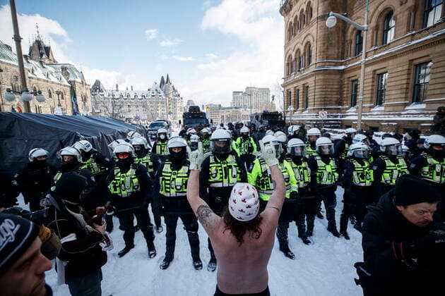 February 19, 2022, Ottawa, ON, Canada: Police move in to clear downtown Ottawa near Parliament hill of protesters after weeks of demonstrations on Saturday, Feb. 19, 2022. Police arrested scores of demonstrators and towed away vehicles Friday in Canada s besieged capital, and a stream of trucks started leaving under the pressure, raising authorities hopes for an end to the three-week protest against the country s COVID-19 restrictions. Ottawa Canada  - ZUMAc35_ 20220219_zaf_c35_061 Copyright: xColexBurstonx