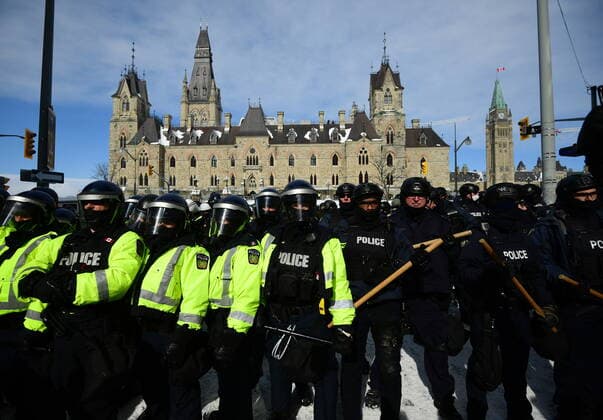 February 19, 2022, Ottawa, ON, Canada: Police move in to clear downtown Ottawa near Parliament hill of protesters after weeks of demonstrations on Saturday, Feb. 19, 2022. Police arrested scores of demonstrators and towed away vehicles Friday in Canada s besieged capital, and a stream of trucks started leaving under the pressure, raising authorities hopes for an end to the three-week protest against the country s COVID-19 restrictions. Ottawa Canada  - ZUMAc35_ 20220219_zaf_c35_066 Copyright: xJustinxTangx