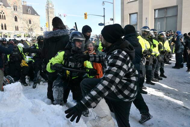 February 19, 2022, Ottawa, ON, Canada: Police move in to clear downtown Ottawa near Parliament hill of protesters after weeks of demonstrations on Saturday, Feb. 19, 2022. Police arrested scores of demonstrators and towed away vehicles Friday in Canada s besieged capital, and a stream of trucks started leaving under the pressure, raising authorities hopes for an end to the three-week protest against the country s COVID-19 restrictions. Ottawa Canada  - ZUMAc35_ 20220219_zaf_c35_069 Copyright: xJustinxTangx
