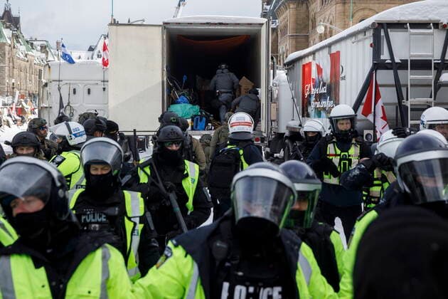 February 19, 2022, Ottawa, ON, Canada: Police move in to clear downtown Ottawa near Parliament hill of protesters after weeks of demonstrations on Saturday, Feb. 19, 2022. Police arrested scores of demonstrators and towed away vehicles Friday in Canada s besieged capital, and a stream of trucks started leaving under the pressure, raising authorities hopes for an end to the three-week protest against the country s COVID-19 restrictions. Ottawa Canada  - ZUMAc35_ 20220219_zaf_c35_076 Copyright: xColexBurstonx