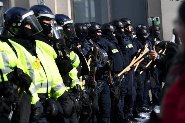 February 19, 2022, Ottawa, ON, CANADA: Police, armed with a variety of batons and armoured with riot helmets, hold a line as they take action to put an end to a protest, which started in opposition to mandatory COVID-19 vaccine mandates and grew into a broader anti-government demonstration and occupation, in Ottawa, Saturday, Feb. 19, 2022. Ottawa CANADA  - ZUMAc35_ 20220219_zaf_c35_101 Copyright: xJustinxTangx