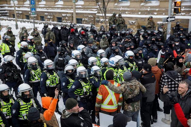 February 19, 2022, OTTAWA, ON, CANADA: Police push back protestors as authorities work to end a protest against COVID-19 measures that had grown into a broader anti-government demonstration and occupation lasting for weeks, in Ottawa, Saturday, Feb. 19, 2022. OTTAWA CANADA  - ZUMAc35_ 20220219_zaf_c35_107 Copyright: xColexBurstonx
