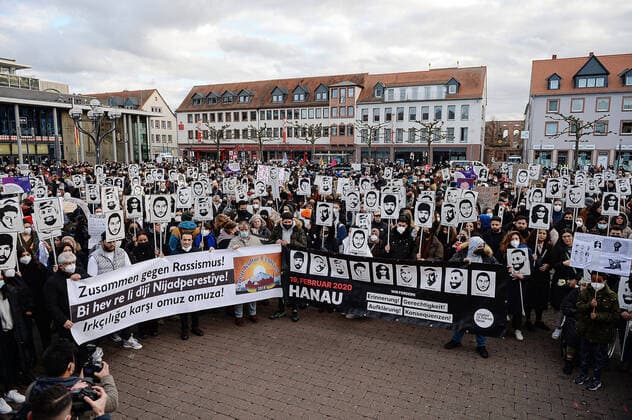 Bilder des Jahres 2022, News 02 Februar News Themen der Woche KW07 News Bilder des Tages 19.02.2022, xmgx, Lokal Hanau 19.Februar 2020 - Jugend-Demo gegen Rassismus, v.l., Hanau Hessen Deutschland (DEU) *** 19 02 2022, xmgx, local Hanau 19 February 2020 youth demo against racism, v l , Hanau Hesse Germany DEU