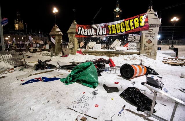 News Bilder des Tages February 19, 2022, Ottawa, ON, Canada: Debris lays on the ground in front of Parliament Hill™s gates after police took action to clear the street of trucks and protesters to end a protest, which started in opposition to mandatory COVID-19 vaccine mandates and grew into a broader anti-government demonstration and occupation, on its 23rd day, in Ottawa, Saturday, Feb. 19, 2022. Ottawa Canada  - ZUMAc35_ 20220219_zaf_c35_235 Copyright: xJustinxTangx
