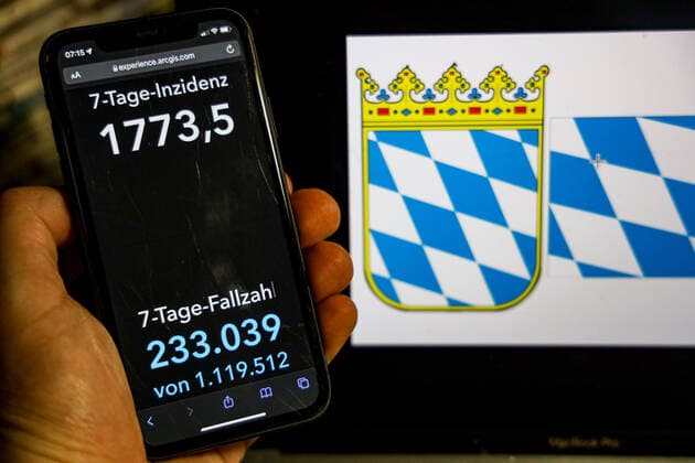 Coronavirus in Germany Covid 19 Robert Koch Institute DEU dashboard, Germany, Bavaria 20 02 2022 The 7-day incidence for the state Cases last 7 days 100 000 p.e. is displayed on an iPhone, with the state coat of arms in the background.