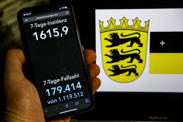 Coronavirus in Germany Covid 19 Dashboard of the Robert Koch Institute DEU, Germany, Baden Württemberg 20 02 2022 The 7-day incidence for the state Cases last 7 days 100 000 p.e. is displayed on an iPhone, with the state coat of arms in the background.