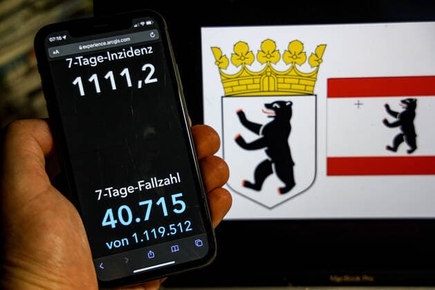 Coronavirus in Germany Covid 19 Dashboard of the Robert Koch Institute DEU, Germany, Berlin 20 02 2022 The 7-day incidence for the state Cases last 7 days 100 000 p.e. is displayed on an iPhone, with the state coat of arms in the background.