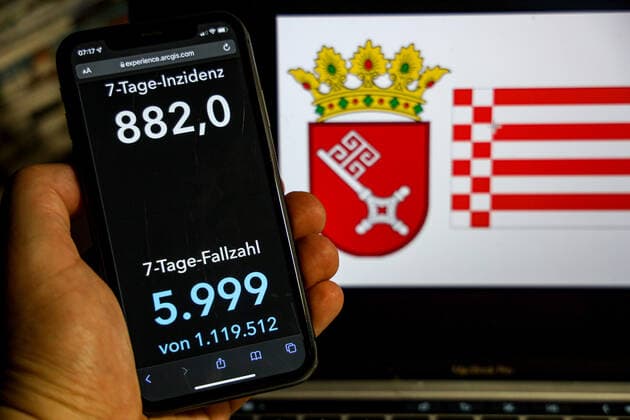 Coronavirus in Germany Covid 19 Robert Koch Institute DEU dashboard, Germany, Bremen 20 02 2022 The 7-day incidence for the state Cases last 7 days 100 000 PE is displayed on an iPhone, with the state coat of arms in the background.