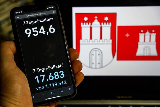 Coronavirus in Germany Covid 19 Robert Koch Institute DEU dashboard, Germany, Hamburg 20 02 2022 The 7-day incidence for the state Cases last 7 days 100 000 PE is displayed on an iPhone, with the state coat of arms in the background.