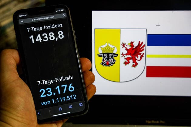 Coronavirus in Germany Covid 19 Robert Koch Institute DEU dashboard, Germany, Mecklenburg Vorpommern 20 02 2022 The 7-day incidence for the state Cases last 7 days 100 000 PE is displayed on an iPhone, with the state coat of arms in the background.