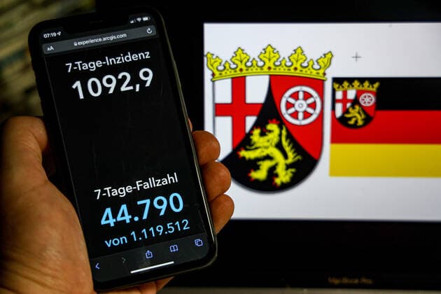 Coronavirus in Germany Covid 19 Dashboard of the Robert Koch Institute DEU, Germany, Rhineland-Palatinate 20 02 2022 The 7-day incidence for the state Cases last 7 days 100 000 p.e. is displayed on an iPhone, with the state coat of arms in the background.