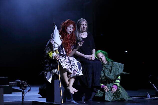 Bilder des Jahres 2022, Entertainment 02 Februar Entertainment Themen der Woche KW07 Entertainment Bilder des Tages Svenja Liesau (als Sister Eddi), Corinna Harfouch (als Queen Lear) und Oscar Olivo (als Clown), v.l., während der Fotoprobe für das Stück Queen Lear im Maxim Gorki Theater Berlin, 19. Februar 2022. Nach William Shakespeare. Regie Christian Weise. Bühne Julia Oschatz. Kostüme Paula Wellmann. Premiere ist am 20. Februar 2022. Maxim Gorki Theater Berlin Queen Lear *** Svenja Liesau as Sister Eddi , Corinna Harfouch as Queen Lear and Oscar Olivo as Clown , v l , during the photo rehearsal for the play Queen Lear at Maxim Gorki Theater Berlin, 19 February 2022 After William Shakespeare Directed by Christian Weise Stage Julia Oschatz Costumes Paula Wellmann Premiere is 20 February 2022 Maxim Gorki Theater Berlin Queen Lear