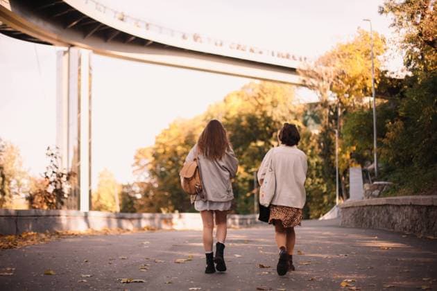 Back view of two teenage girls walking in park in city in autumn CR_DMBE220219-918534-01 ,model released, Symbolfoto