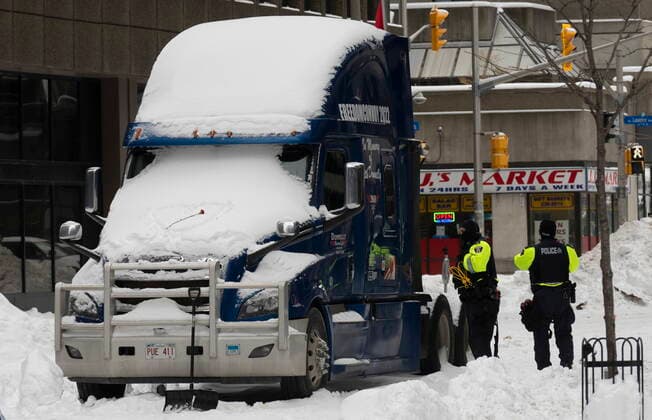 February 20, 2022, Ottawa, ON, Canada: Police inspect one of the last remaining protest trucks before having it towed out of the downtown core, Sunday, Feb. 20, 2022 in Ottawa. Ottawa Canada  - ZUMAc35_ 20220220_zaf_c35_047 Copyright: xAdrianxWyldx