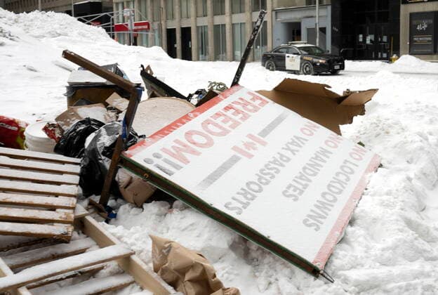 February 20, 2022, Ottawa, ON, Canada: A police car drives past garbage from the trucker protest..In downtown Ottawa, Sunday, Feb. 20, 2022. Ottawa Canada  - ZUMAc35_ 20220220_zaf_c35_048 Copyright: xAdrianxWyldx