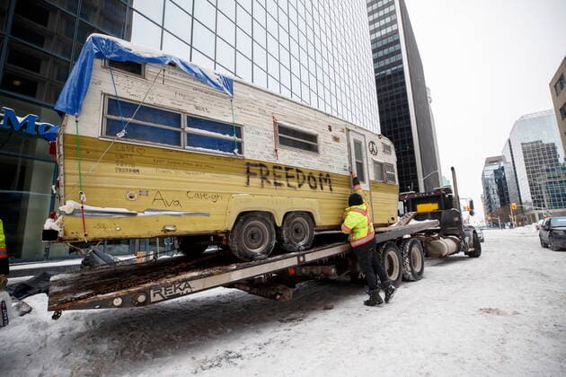 February 20, 2022, OTTAWA, ON, CANADA: A man secures camper before it gets hauled away in Ottawa on Sunday, Feb. 20, 2022, after police worked to clear a trucker protest that was aimed at COVID-19 measures that grew into a broader anti-government protest. OTTAWA CANADA  - ZUMAc35_ 20220220_zaf_c35_054 Copyright: xColexBurstonx