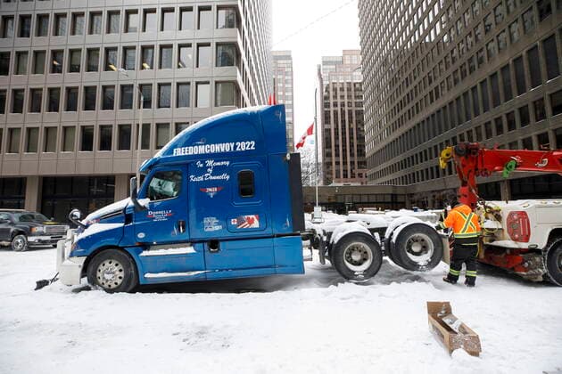 February 20, 2022, OTTAWA, ON, CANADA: A truck is towed away in downtown Ottawa on Sunday, Feb. 20, 2022, after police worked to clear a trucker protest that was aimed at COVID-19 measures that grew into a broader anti-government protest. OTTAWA CANADA  - ZUMAc35_ 20220220_zaf_c35_057 Copyright: xColexBurstonx