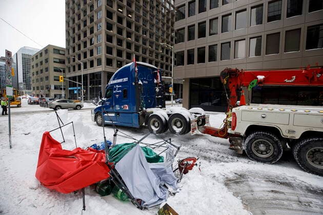 February 20, 2022, OTTAWA, ON, CANADA: A truck is towed away in downtown Ottawa on Sunday, Feb. 20, 2022, after police worked to clear a trucker protest that was aimed at COVID-19 measures that grew into a broader anti-government protest. OTTAWA CANADA  - ZUMAc35_ 20220220_zaf_c35_058 Copyright: xColexBurstonx