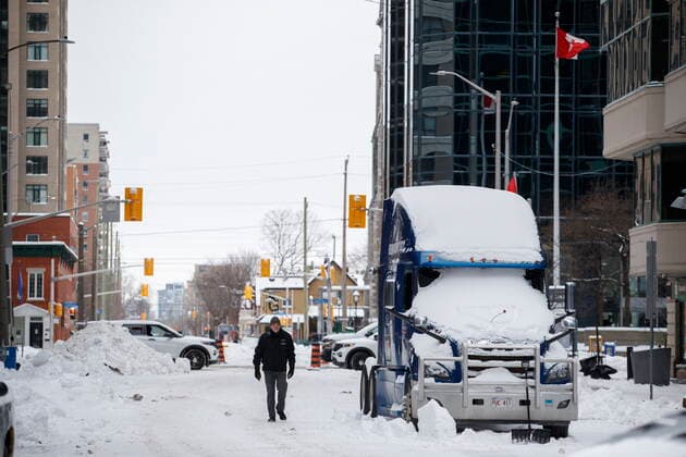 February 20, 2022, OTTAWA, ON, CANADA: A man walks downtown in Ottawa on Sunday, Feb. 20, 2022, after police worked to clear a trucker protest that was aimed at COVID-19 measures before growing into a broader anti-government protest. OTTAWA CANADA  - ZUMAc35_ 20220220_zaf_c35_061 Copyright: xColexBurstonx