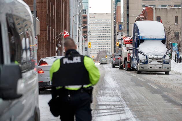 February 20, 2022, OTTAWA, ON, CANADA: A truck is towed away in downtown Ottawa on Sunday, Feb. 20, 2022, after police worked to clear a trucker protest that was aimed at COVID-19 measures that grew into a broader anti-government protest. OTTAWA CANADA  - ZUMAc35_ 20220220_zaf_c35_062 Copyright: xColexBurstonx