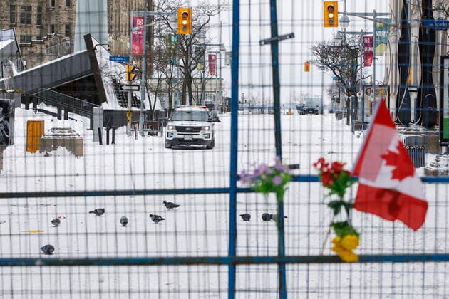 February 20, 2022, OTTAWA, ON, CANADA: Police are seen behind a fenced off portion of downtown Ottawa on Sunday, Feb. 20, 2022, after police worked to clear a trucker protest that was aimed at COVID-19 measures before growing into a broader anti-government protest. OTTAWA CANADA  - ZUMAc35_ 20220220_zaf_c35_063 Copyright: xColexBurstonx