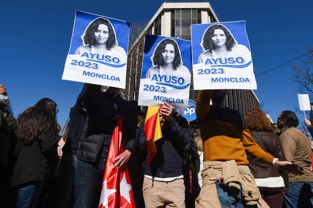Bilder des Jahres 2022, News 02 Februar News Themen der Woche KW07 News Bilder des Tages February 20, 2022, Madrid, Spain: Supporters of Isabel Diaz Ayuso hold placards outside the Partido Popular headquarters during the rally..Up to 3000 Isabel Diaz AyusoÂ s supporters gathered in front of the Partido Popular headquarters, to protest against the supposed harassment the Madrid region President suffers by the head of the party. They asked for the resignation of Pablo Casado and Teodoro Garcia Egea. Madrid Spain - ZUMAs197 20220220_zaa_s197_074 Copyright: xGustavoxValientex