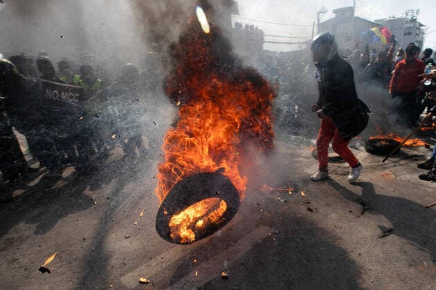 Bilder des Jahres 2022, News 02 Februar News Themen der Woche KW07 News Bilder des Tages February 28, 2022, Kathmandu, Nepal, Nepal: A protester throws a burning tire towards the riot police during a protest in Kathmandu..Different political parties youth wings clash with Nepal police outside Federal Parliament in protest against a US$ 500 million grant known as the Millennium Challenge Corporation (MCC) pact. The agreement, signed in 2017, is yet to be ratified by parliament which has until the end of February 2022 to do so. Protesters say the deal undermines Nepal s sovereignty, handing too much influence to the US. Kathmandu Nepal - ZUMAs197 20220228_zaa_s197_001 Copyright: xPrabinxRanabhatx