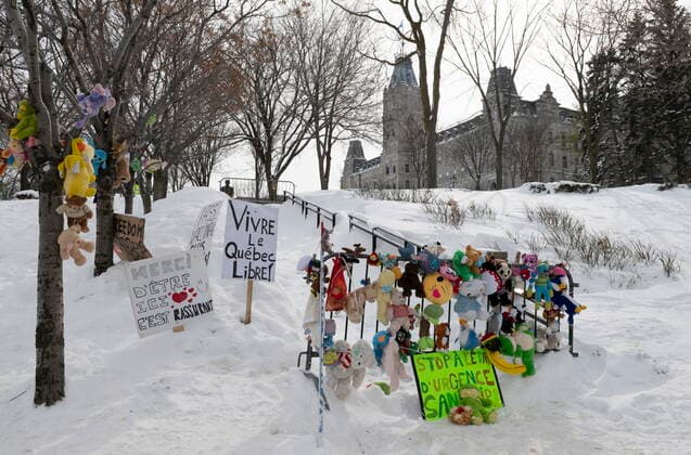 February 20, 2022, QUEBEC, PQ, Canada: Plush toys and signs hang on a fence as people demonstrate against COVID-19 measures Sunday, February 20, 2022 in front of the legislature in Quebec City. QUEBEC Canada  - ZUMAc35_ 20220220_zaf_c35_075 Copyright: xJacquesxBoissinotx