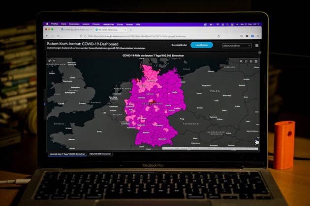Coronavirus in Germany Covid 19 Robert Koch Institute Dashboard 21 02 2022 Robert Koch Institute 7 days Incidence 1346.8 7 days Number of cases 1 119 949 COVID 19 Cases 13 636 993 Addition of 73 867 compared to previous day COVID 19 Deaths 121 297 Addition of 22 compared to previous day