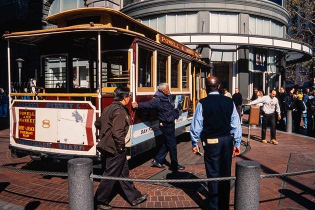 IMAGO Creative: Welttourismustag am 27. September A classic cable car being turned on a turntable to reverse directions in San Francisco, California. San Francisco California United States Copyright: xJonxG.xFullerx 0547-JGF-cityscapes-San Francisco-US-CA