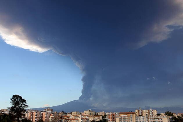 Bilder des Jahres 2022, News 02 Februar News Themen der Woche KW08 News Bilder des Tages (220221) -- CATANIA (ITALY), Feb. 21, 2022 -- Photo taken on Feb. 21, 2022 shows the Mount Etna volcano during the eruption in Catania, Sicily, Italy. (Str Xinhua) ITALY-CATANIA-ETNA VOLCANO-ERUPTION Stringer 
