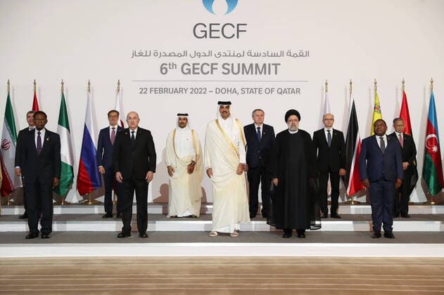 Bilder des Jahres 2022, News 02 Februar News Themen der Woche KW08 News Bilder des Tages February 22, 2022, DOHA, DOHA, Qatar: A handout photo made available by the Iranian presidential office shows, Qatar s Emir Sheikh TAMIM BIN HAMAD AL THANI and Iran s President EBRAHIM RAISI, attend the final session of the Gas Exporting Countries Forum (GECF) summit in Qatar s capital Doha on February 22, 2022. DOHA Qatar - ZUMAi98_ 20220222_zih_i98_002 Copyright: xIranianxPresidencyx