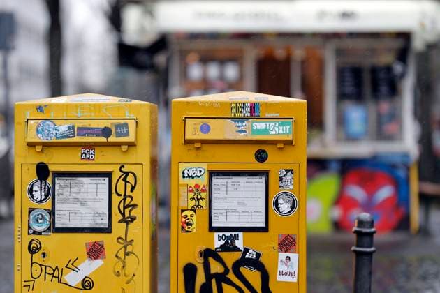 Zwei Briefkästen vor einem Kiosk in der Kölner Innenstadt sind mit Stickern übersäht. (Themenbild, Symbolbild) Köln, 21.02.2022 *** Two mailboxes in front of a kiosk in downtown Cologne are covered with stickers Topic Image, Symbol Image Cologne, 21 02 2022 Foto:xC.xHardtx xFuturexImage