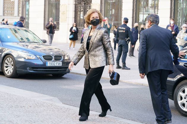 Queen Sofia Presents The Callia Foundation s ibero-american Patronage Awards 2022 . Queen Sofia poses on her arrival at the Ibero-American Patronage Awards 2022 ceremony with members of the Callia Foundation, February 22, 2022, in Madrid, Spain. Madrid Spain  Copyright: xOscarxGonzalezx originalFilename: gonzalez-notitle220222_npDuk.jpg