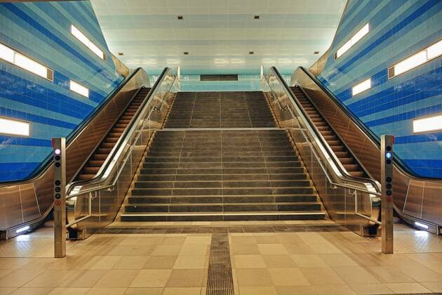  Treppe und zwei Rolltreppen, U-Bahnstation Überseequartier, Hamburg, Deutschland, Europa *** Stairs and two escalators, U Bahn station Überseequartier, Hamburg, Germany, Europe Copyright: imageBROKER/IngeborgxKnol iblikn08165272.jpg