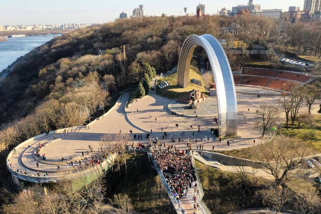 KYIV, UKRAINE - FEBRUARY 22, 2022 - Musicians of the Okean Elzy rock band hold their impromptu open-air concert on the pedestrian and cycling bridge across Volodymyrskyi Descent near the Peoples Friendship Arch, Kyiv, capital of Ukraine. Impromptu concert of Okean Elzy in Kyiv  Copyright: xYevhenxLiubimovx