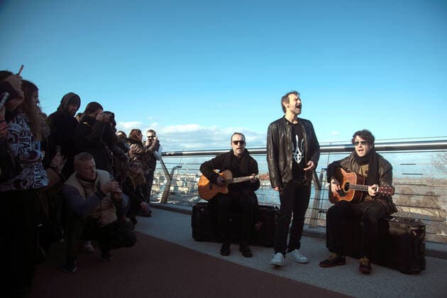KYIV, UKRAINE - FEBRUARY 22, 2022 - Bass guitarist Denis Dudko, lead vocalist Sviatoslav Vakarchuk and keyboardist Milos Jelic (L to R) perform during an impromptu open-air concert of the Okean Elzy rock band on the pedestrian and cycling bridge across Volodymyrskyi Descent, Kyiv, capital of Ukraine. Impromptu concert of Okean Elzy in Kyiv  Copyright: xYevhenxLiubimovx