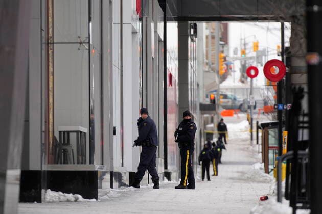 February 22, 2022, Ottawa, ON, Canada: CORRECTS S NAME TO Police officers with their weapons drawn are shown outside the Rideau Centre in Ottawa on Tuesday, Feb. 22, 2022. Ottawa s largest mall has been evacuated and a suspect has been arrested with a possible weapon, on the first day the mall has been open since protests forced stores to shut down late last month. Ottawa Canada  - ZUMAc35_ 20220222_zaf_c35_027 Copyright: xJustinxTangx