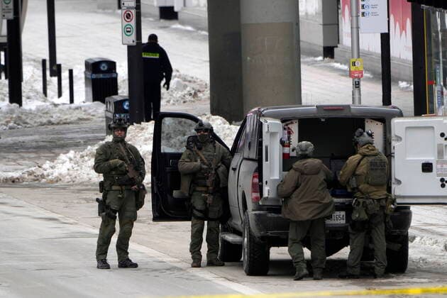 February 22, 2022, Ottawa, ON, Canada: A police tactical team deploys outside the Rideau Centre in Ottawa on Tuesday, Feb. 22, 2022. Ottawa s largest mall has been evacuated and a suspect has been arrested with a possible weapon, on the first day the mall has been open since protests forced stores to shut down late last month. Ottawa Canada  - ZUMAc35_ 20220222_zaf_c35_035 Copyright: xAdrianxWyldx