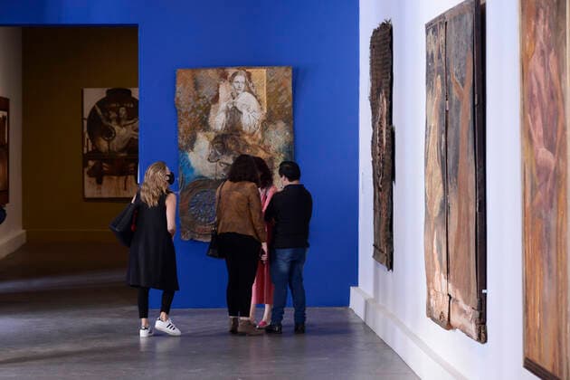 Exhibition To Celebrate 50 Years of Rafael Cauduro s Artistic Career MEXICO CITY, MEXICO - FEB 22, 2022: A person takes a photo during a tour of the exhibition A Cauduro is a Cauduro to celebrate 50 years of artistic career of Rafael Cauduro at Colegio de San Ildefonso. On February 22, 2022 in Mexico City, Mexico. (Photo by Carlos Tischler Eyepix Group) Copyright: xCarlosxTischlerx xEyepixxGroupx 1010074848st