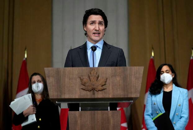 Kanada, PK mit Justin Trudeau in Ottawa zum zum Ukraine-Konflikt February 22, 2022, Ottawa, ON, CAN: Prime Minister Justin Trudeau is joined by Deputy Prime Minister and Minister of Finance Chrystia Freeland, left, Minister of National Defence Anita Anand, right, and Minister of Foreign Affairs Melanie Joly, not shown, as he speaks during a media availability on the situation in Ukraine, in Ottawa, on Tuesday, Feb. 22, 2022. Ottawa CAN  - ZUMAc35_ 20220222_zaf_c35_104 Copyright: xJustinxTangx