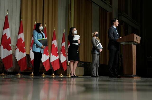 Kanada, PK mit Justin Trudeau in Ottawa zum zum Ukraine-Konflikt February 22, 2022, Ottawa, ON, CAN: Prime Minister Justin Trudeau is joined by Minister of National Defence Anita Anand, Deputy Prime Minister and Minister of Finance Chrystia Freeland, and Minister of Foreign Affairs Melanie Joly as he speaks during a media availability on the situation in Ukraine, in Ottawa, on Tuesday, Feb. 22, 2022. Ottawa CAN  - ZUMAc35_ 20220222_zaf_c35_106 Copyright: xJustinxTangx