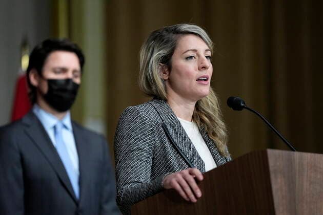 Kanada, PK mit Justin Trudeau in Ottawa zum zum Ukraine-Konflikt February 22, 2022, Ottawa, ON, CAN: Prime Minister Justin Trudeau listens as Minister of Foreign Affairs Melanie Joly speaks during a media availability on the situation in Ukraine, in Ottawa, on Tuesday, Feb. 22, 2022. Ottawa CAN  - ZUMAc35_ 20220222_zaf_c35_112 Copyright: xJustinxTangx
