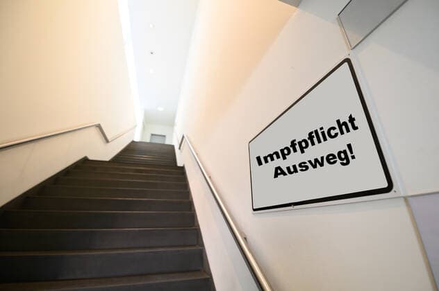 Stock and symbol images I 22 02 2022 For compulsory vaccination in Germany and Europe Compulsory vaccination is important Compulsory vaccination for nursing professions and civil servants, nursing profession Compulsory vaccination for all Rig Copyright: xLobeca FelixxSchlikisx