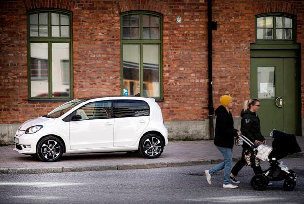 A car parked on a city street, Skoda Citigo-e IV SÖDERTÄLJE SWEDEN x10050x *** A car parked on a city street, Skoda Citigo e IV SÖDERTÄLJE SWEDEN x10050x,  Copyright: xPontusxLundahl TTx SKODA CITIGO-E